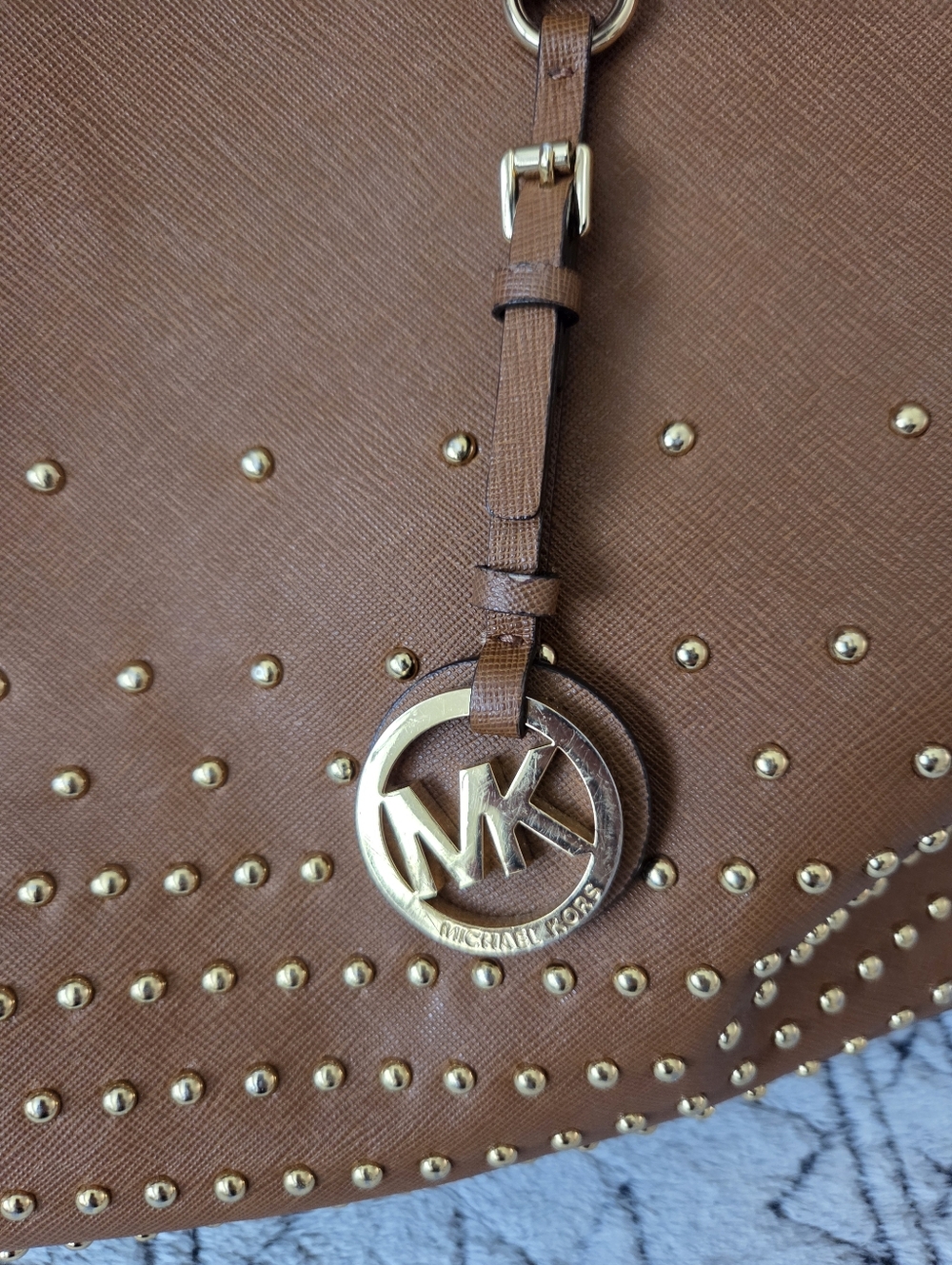 Michael Kors Tan Gold Studded Leather Jet Set Tote Bag Large Size Travel Office - Picture 2 of 16